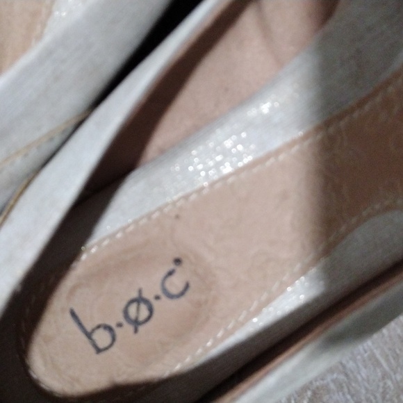 B.O.C. cream metallic flower petals loafers. Mint condition. Size 10 - Picture 3 of 12